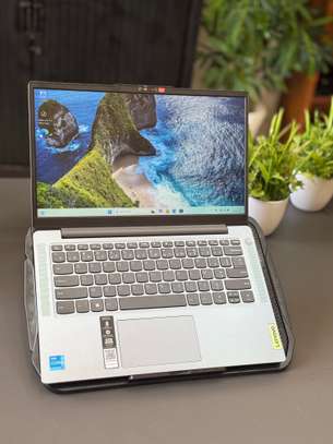 Lenovo slim 3 / i3 de 13th gen image 3
