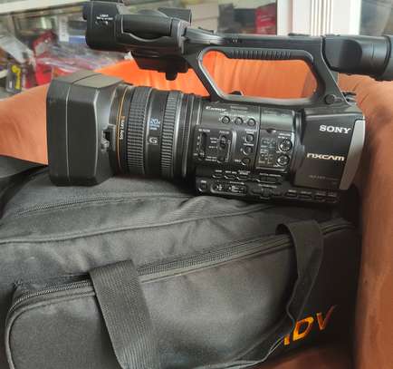 Sony HXR-NX3 image 2
