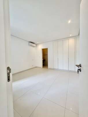 Appartement F4 + dépendance domestique à louer au point E image 9