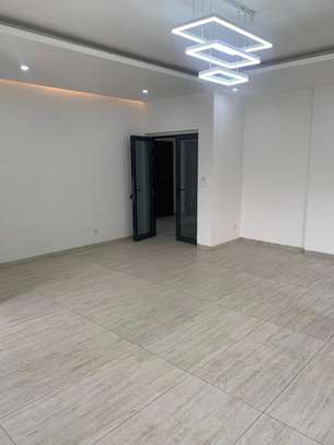 Appartement F4 non meublé Point E parking, ascenseur image 11