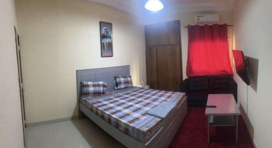 chambre meublée climatisée à louer par nuitées image 13