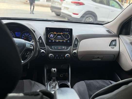Hyundai SUV noir spacieux maniable et fiable image 12