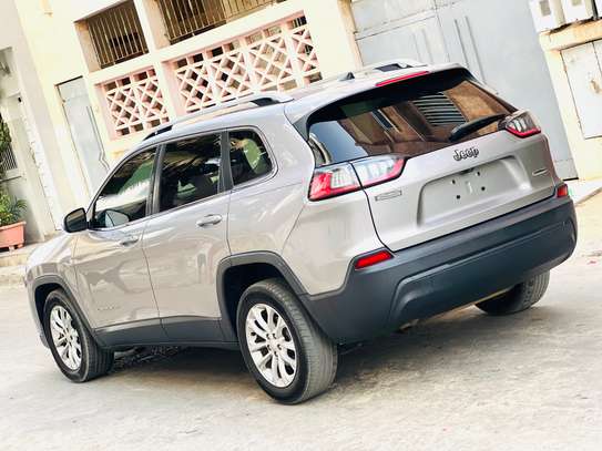 Jeep Cherokee image 5