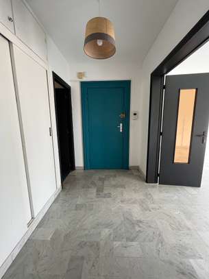 Appartement F3 salon à louer au plateau image 3