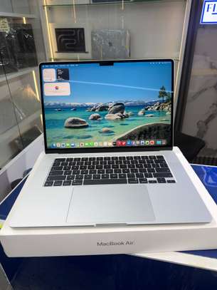 MacBook Air M5 15 Pouces Ram 24Go SSD 1To Neuf image 2