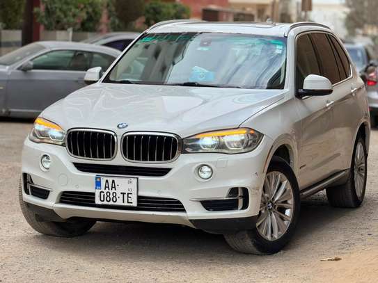 BMW X5 SUV blanc spacieux et performant image 3
