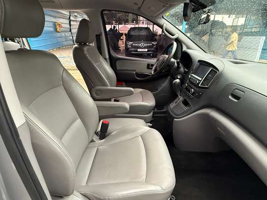 Hyundai Starex 2019 VIP 9 places image 3
