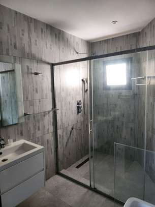 Appartement f4 haut standing au point E avec salle de sport image 5