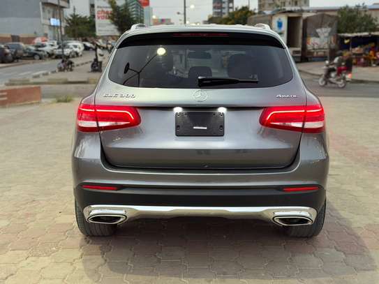 Mercedes GLC300 Année 2019 image 2