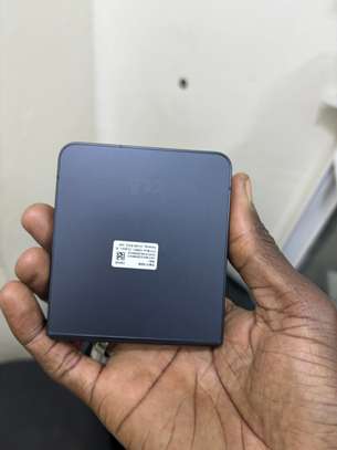 Samsung galaxy Zfip 7 256GB image 2