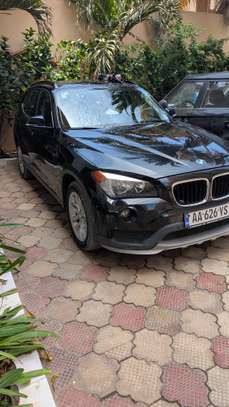 BMW X1 SUV compact noir performant et élégant image 2