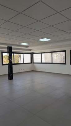 À louer grand showroom de 750 m² image 10