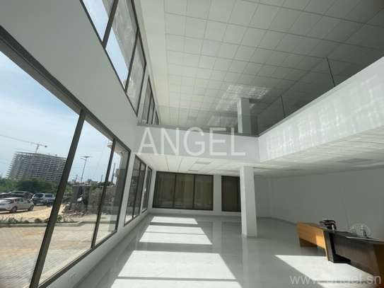 Réf_7114_GL – Showroom avec plateaux de bureaux et entrepôts image 3