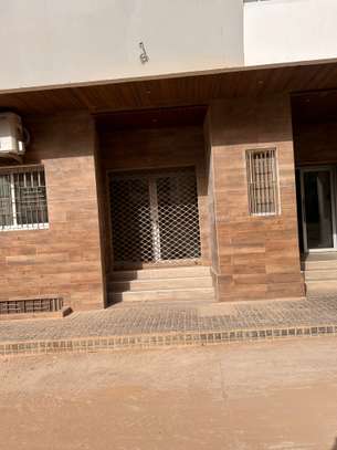 showroom  avec deux portes à louer aux almadies image 11