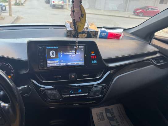 Toyota C-HR SUV compact argent jantes alliage noires image 8