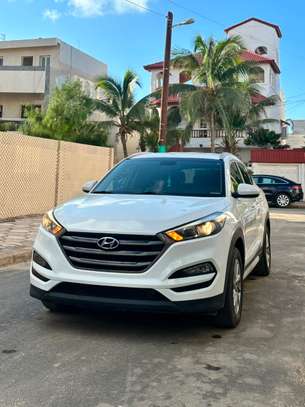 Hyundia tucson image 2