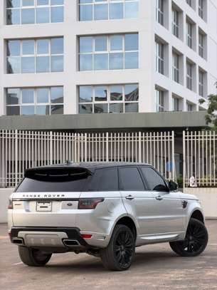 Range Rover sport image 4