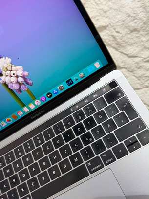 MacBook Pro 13 2017 image 2