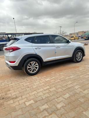 Hyundai Tucson SUV blanc spacieux polyvalent image 7