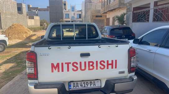Mitsubishi L200 4x4 Blanc Pick-up Puissant image 9