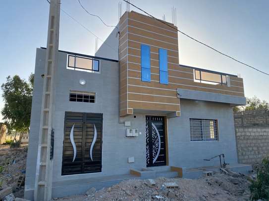 Maison 3 chambres moderne façade grise lumineuse image 6
