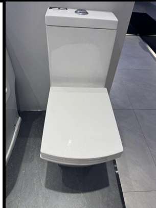 Chaise Anglaise blanche céramique design épuré image 4