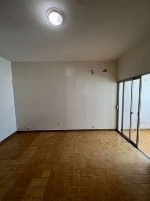 Villa R+1 à vendre au Point E image 2