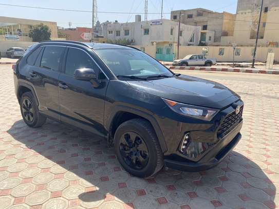 Toyota RAV4 LE 2020 image 4