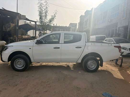 Mitsubishi l200 202 image 7