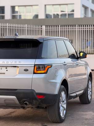 Range Rover Sport HSE Td6 année 2017 image 7