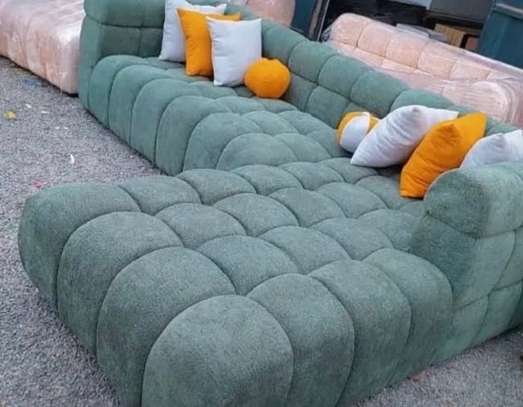 Canapé d'angle blanc cassé avec pouf orange design image 6