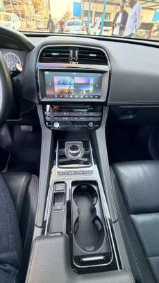 Jaguar F-Pace Sport essence Full options image 10
