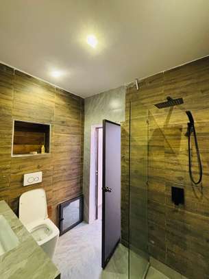 Chambre spacieuse avec climatisation et LED design image 5