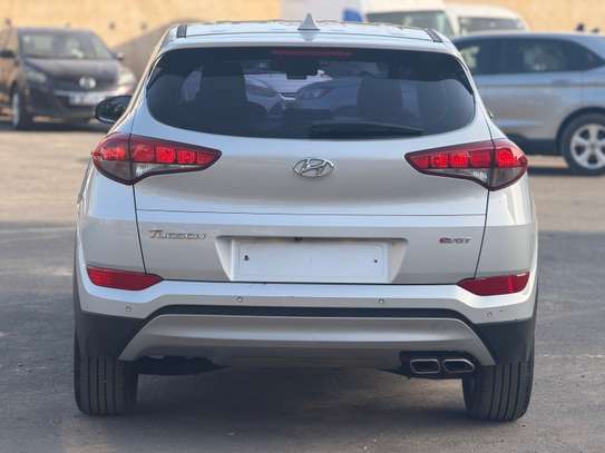 Hyundia Tucson image 6