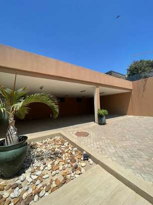 Villa neuve de 1000 m² pied dans l' eau Almadies image 3
