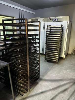 CHARRIOTS à GLISSIÈRES / RACKS PORTE-PLATEAUX image 2