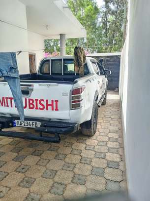 LOCATION MITSUBISHI L200 AVEC CHAUFFEUR image 3