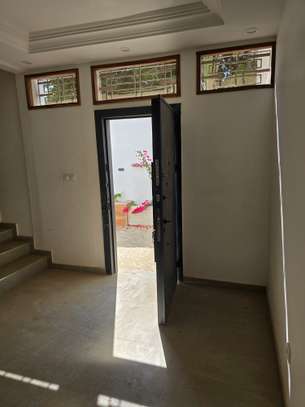 Propriétaire vend superbe villa a Saly image 4