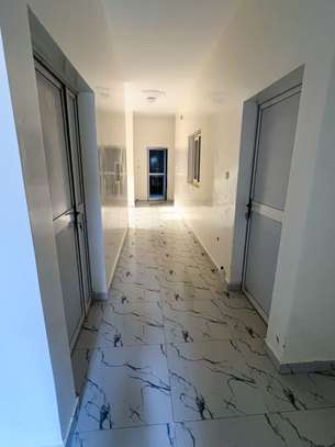 Maison en cour de finition 2 niveaux avec garage image 3