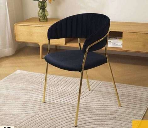 Lot de chaises et tables sous emballage image 3