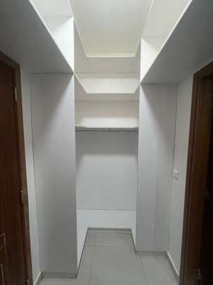 Maison individuelle moderne avec balcon et garage à Dakar image 4