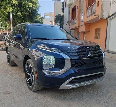 Mitsubishi Outlander SUV noir spacieux et sûr image 2