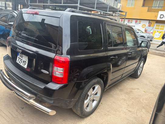 Jeep SUV noir patriot spacieux polyvalent et fiable image 3
