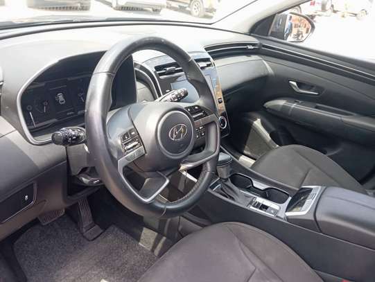 Hyundai Tucson 2025 noir et spacieux image 4