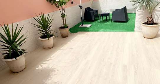 Appartement meublé piscine jardin 3 chambres salon Virage image 3