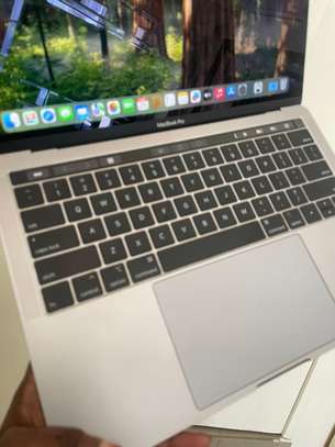 Macbook 2019 core i5 image 2