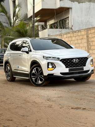 Hyundai Santa Fe SUV blanc spacieux et performant image 4