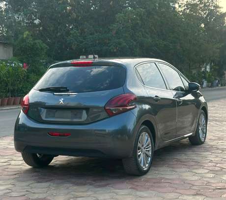 Peugeot 208 2016 image 8