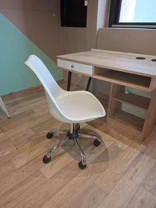 CHAISE BLANCHE AVEC ROUES image 2