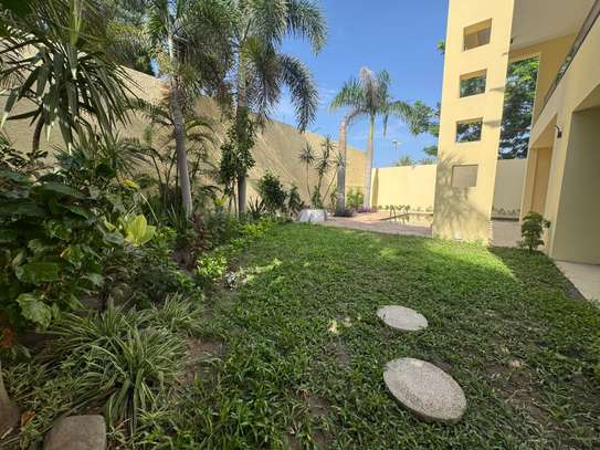 Location magnifique villa F5 Piscine Fann résidence image 9